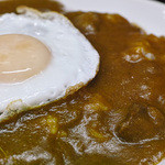 カレーの店 - 目玉の黄身はしっかり焼かれたもの