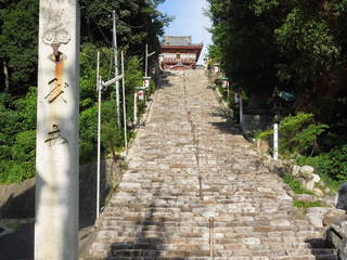 Gomafukudou - １段の高さが高い１３５段の階段の上に伊佐爾波神社