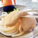 讃岐うどん がもう - 大きなお揚げさん♬
      これも、かもうさんの魅力の1つ