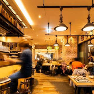 おちついた空間で、生牡蠣＆ワインをお楽しみください