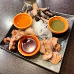 肉もつ屋 神坊 - 炭焼もつ3種盛 ¥1100