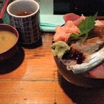 遊喜や - 海鮮丼並ご飯大盛り900円　