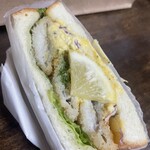 cafe PANGU - 自家製レモンタルタルと白身魚のサンド！400円。