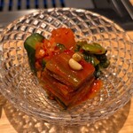 TANAKA YAKINIKU RESTAURANTE - ・キムチ盛り：青梗菜、白菜、大根、きゅうり…季節感あふれる彩り豊かな一皿。中でも青梗菜のシャキッとした食感が印象的で、一般的な焼肉店のキムチとは一線を画す、洗練された味わい。