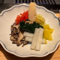 TANAKA YAKINIKU RESTAURANTE - ・ナムル盛り：たけのこ、春キャベツ、黄ニラ、大根、椎茸、姫にんじん、ほうれん草…焼肉店の常識を覆す繊細なナムルに、ただただ驚きと感動。すべてが美味で、前菜だけで心をつかまれた。