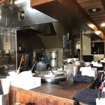 麺や豚髭 - カウンター席から見た調理場