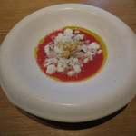 ラ・ボンヌターブル - 完熟トマトの冷たいスープ、青柚子香る玉葱のシャーベット、炙ったヤリイカ、雲丹、加賀太胡瓜3