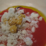 ラ・ボンヌターブル - 完熟トマトの冷たいスープ、青柚子香る玉葱のシャーベット、炙ったヤリイカ、雲丹、加賀太胡瓜1