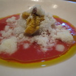 ラ・ボンヌターブル - 完熟トマトの冷たいスープ、青柚子香る玉葱のシャーベット、炙ったヤリイカ、雲丹、加賀太胡瓜2