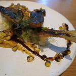 ラ・ボンヌターブル - 鮎の揚げ炙り、そのウルカのタレ、焼きとうもろこしとそのピュレ、フェンネルのサラダ、ライチのドレッシング2