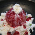 ラ・ボンヌターブル - 和歌山あら川から届いた桃に木苺をまとわせて、バニラアイスクリーム、蕨餅、黒豆、練乳のかき氷1