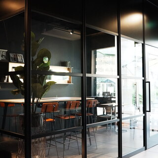 大きな窓からの光と柔らかな照明が演出する心地よい空間