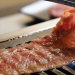 やきにく 牛三 おおつか - 焼きシーン