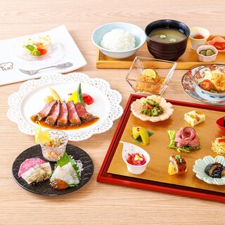 豊富なお料理とドリンクで乾杯。ゆったりとくつろぎの晩ごはんを