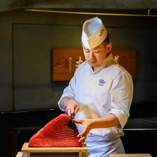 躍動する料理人を眺め、贅を尽くした独創的な料理を楽しむ