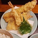 天ぷら心平 - 上天ぷらアップ。穴子、海老、キス、イカ、大葉、土台にはかき揚げ