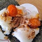 おにぎり工房　縁 - 割ったらこんな感じ