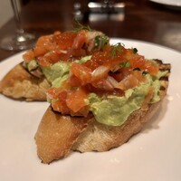 クッチーナ イタリアーナ アリア 六本木 - サーモンといくらとアボカドのブルスケッタ