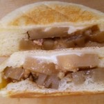 ハタダベーカリー - 鶏そぼろレンコン……断面アップ