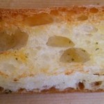 ハタダベーカリー - ガーリックフランス……アップ画像