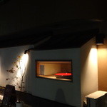 蕎麦前 小まつ - 通りに面した窓から蕎麦打ちの様子が見えます。