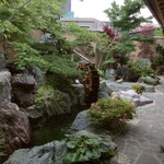 辻屋 - 和風の中庭が落着きます♪
      くつろぎの贅沢時間♪