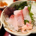 辻屋 - 新鮮な鯉のお刺身がまた美味しい♪
      甘塩っぱい味噌醤油を付けていただきます