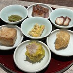 クロモリ - ◎前菜、肩ロースの焼豚（角田市の斎藤豚、解体は滋賀県さかえや）、真蛸の旨煮（石巻市）、筍の香り炒め（大崎市）、みずの和え物（加美町）、大根餅、焼売、芋角（蔵王町じゃがいも、石巻市鰯）