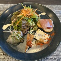 創作料理と京野菜のびすとろ キザノ - 前菜の盛り合わせ　右からラタトゥイユ　キノコチキン　かぼちゃ　タイ