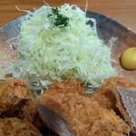 平田牧場 とん七 - お替り自由なキャベツ。激ウマなので、お替り必須。