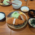 平田牧場 とん七 - ロースかつ御膳+メンチカツ+豚汁。通常の味噌汁も同時に提供してもらった。