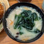 平田牧場 とん七 - 豚汁。白味噌で激ウマ。因みに豚汁変更しても、通常の味噌汁はお替り可能。