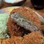 平田牧場 とん七 - メンチカツ近景。