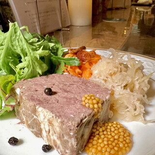 自然を感じるフランス家庭料理を、ワインにも合うアレンジで