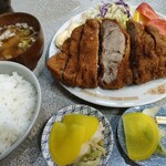 五番軒 - とんかつ定食　1250円　ビールのオツマミの漬物が私だけもらったよ
