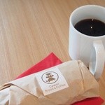 カワイイ ブレッド&コーヒー - サンドが包まれたシンプルなペーパーがおしゃれ〜