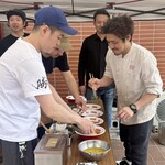 飯田商店 - 左から「とものもと」市原店主、「中村麺三郎商店」中村店主　鎌倉「NPO法人 アルペなんみんセンター」2025年6月4日