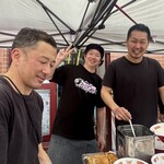 飯田商店 - 左から「Japanese Soba Noodlees 蔦」裕介シェフ、「四つ葉」岩本店主、「麦づら」布施店主　鎌倉「NPO法人 アルペなんみんセンター」2025年6月4日