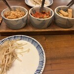 塩梅 - おかわり自由の漬物系。味付きもやしも鉄板に乗ってきます。