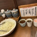 塩梅 - 手作りドレッシング。何種類選んでもOKとのこと。