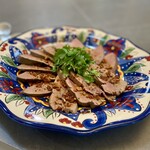 館山美食倶楽部 - ★烟熏羊肝★低温50℃塩茹で羊レバーのスモーク 自家製ガーリック辣油ソース パクチー 実山椒ペースト