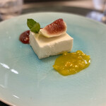 館山美食倶楽部 - ウイグル式レアチーズケーキ いちじく いちごソース マンゴーソース