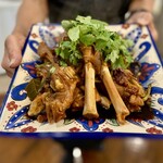 館山美食倶楽部 - ★袋椒黄婀羊蹄★
      羊足（足先）とウイグル縮れ唐辛子の香味醤油煮込み