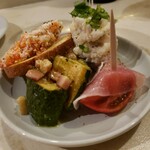 呑楽 Neko - 前菜盛り合わせ！スモークサーモンのブルスケッタ優勝