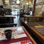 とん吉 - 店内。テーブル席とお座敷席