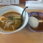 魔女のカレー - 半カレーラーメン、半カレーライス