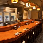 たん右衛門 - (禁煙席)焼いてる所を見ながらお食事の出来るカウンターとなっております。