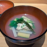 好日 - 蒸物 ：ハマグリと枝豆の真薯にアスパラ、ウド、こしあぶらをあわせたお椀です。