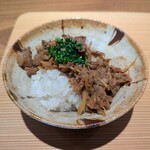 好日 - “富山有機栽培のこしひかり” の白米に “牛肉しぐれ煮” をのせたコシヒカリのごはん。