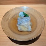 好日 - 揚げ物 ：太刀魚と丸茄子の揚げ出し。九条葱と木の芽、大根おろしが添えられています。